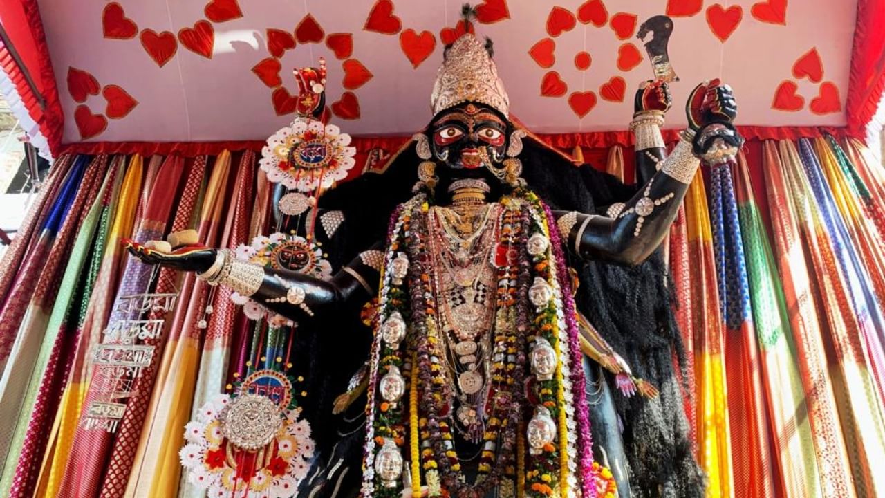 Naihati Boro Maa: ‘ধর্ম যার যার, বড় মা সবার’, নৈহাটির স্টেশন রোডে যেন বিশ্বাসে মিলায় বস্তু... Naihati Boro Maa: ‘ধর্ম যার যার, বড় মা সবার’, নৈহাটির স্টেশন রোডে যেন বিশ্বাসে মিলায় বস্তু...