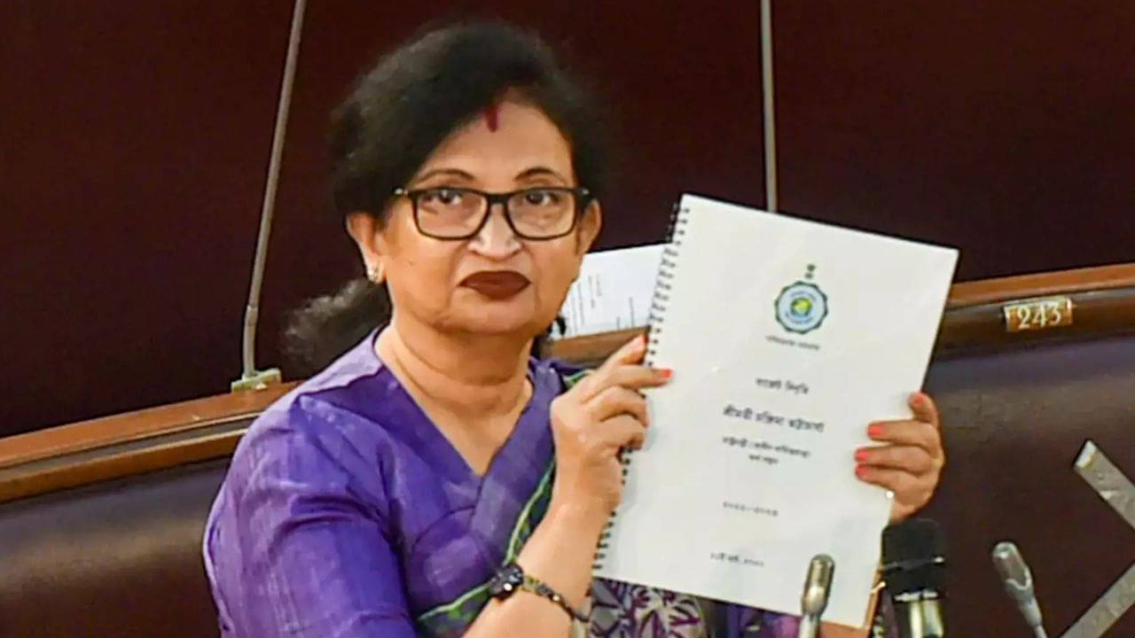 Chandrima Bhattacherjee: ট্রামে চড়ে রাস্তায় লিফলেট বিলি মন্ত্রী চন্দ্রিমার, কী বার্তা TMC-র?