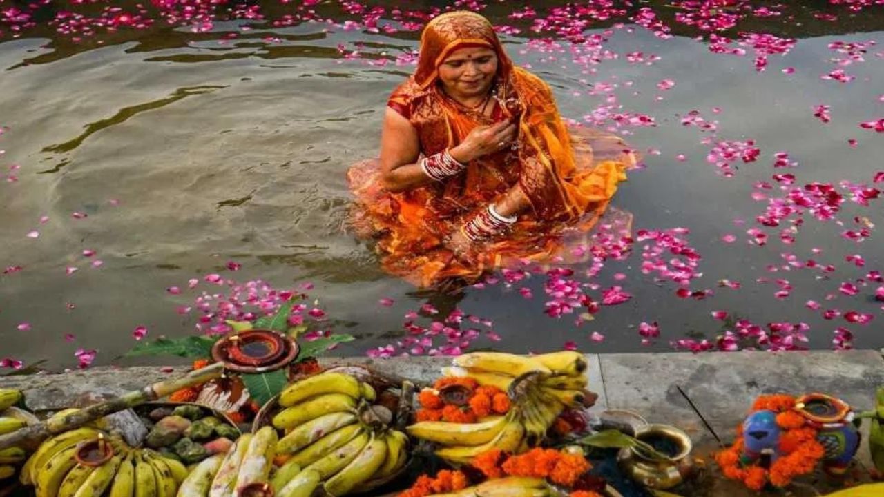 এছাড়া জল, দুধ, পাত্র, গ্লাস, প্লেট, গুড়, চিনি, মিষ্টি, মধু, কালো ছোলা, সুজি, ময়দা, ধূপকাঠি, সিঁদুর, কর্পূর, হলুদ সিঁদুর, চন্দন, অক্ষত, ডাব বা বড় লেবু, কলা, নাশপাতি, আতা, মুলো, মিষ্টি আলু, মাটির বাতি, চতুর্মুখী প্রদীপ, সরষের তেল, হলুদ, আদা গাছ, ৫ বা ৭টি সোজা ও লম্বা আখ, পান প্রভূতি ছাড়া ছট মাইয়ার পুজো অসম্পূর্ণ থাকে। 