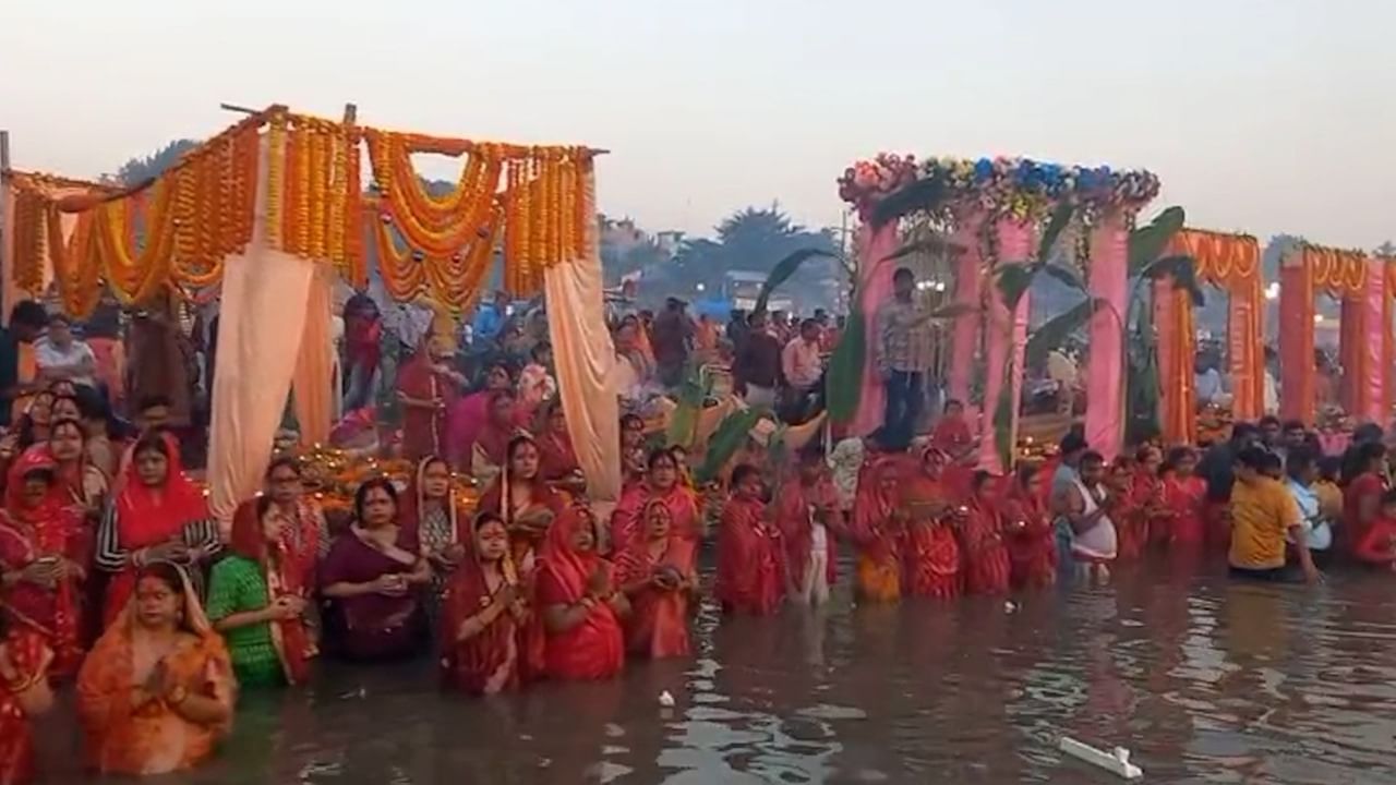 Chhath Puja 2023: মহানন্দায় ছট উৎসব