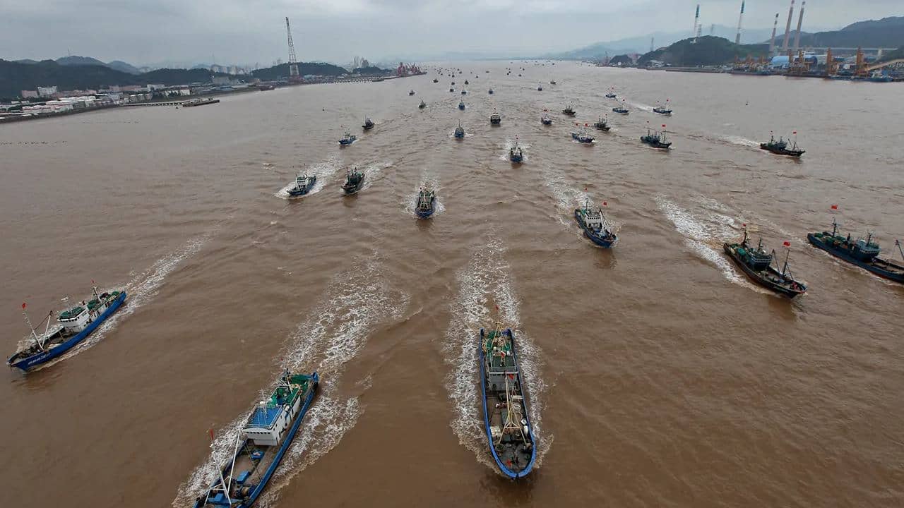 China: গভীর সমুদ্রে ১৭ হাজার জাহাজ, মাছ ধরার আড়ালে চিনের নয়া ফন্দি ফাঁস