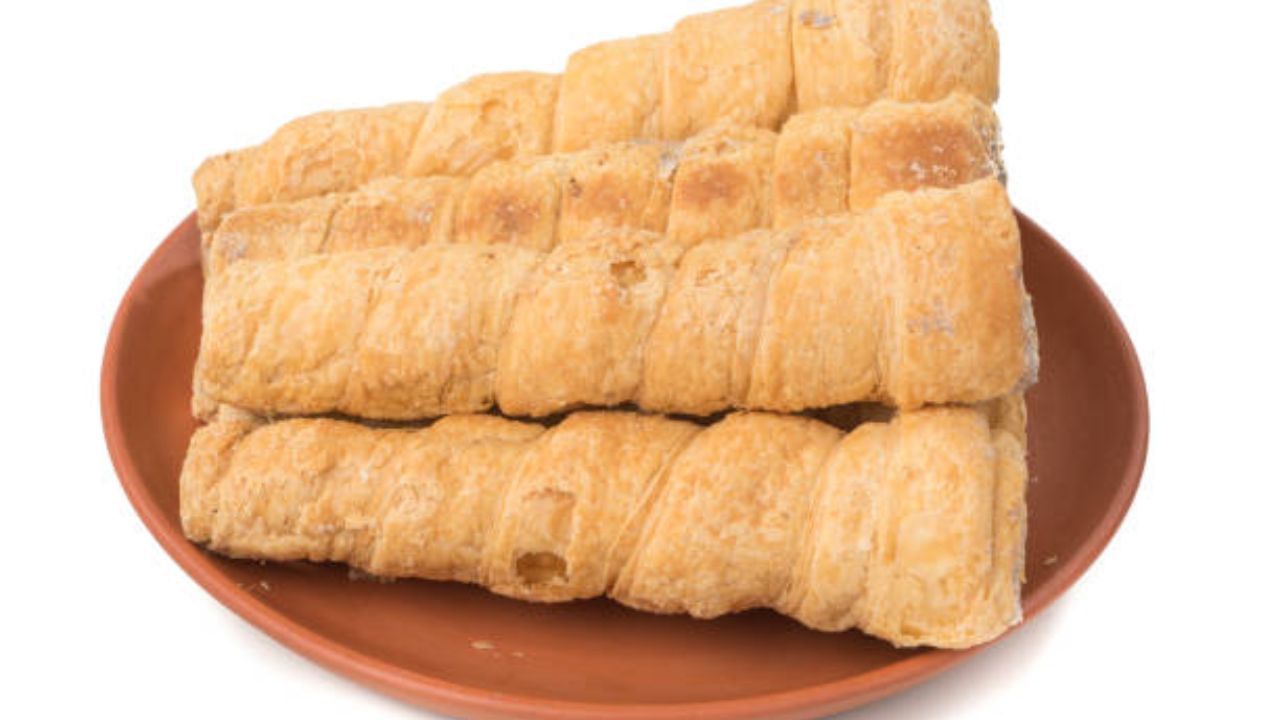 সুন্দর রং ধরলে তা নামিয়ে নিন। এবার কাঠি গুলো একটু ঘুরিয়ে ভিতর থেকে বের করে নিন। এতেই তৈরি হবে ক্রিম ভরে দেওয়ার জায়গা। কোন থেকে ক্রিম নিয়ে তা ভরে নিন এই ক্রিম রোলের মধ্যে। ব্যাস তৈরি। এই রোল দোকানের থেকেও অনেক ভাল হবে, মাঝেমধ্যে বানিয়ে দিতে পারেন টিফিনেও 