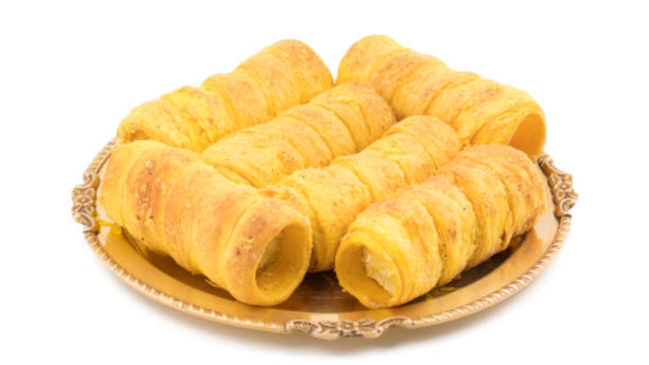 এবার যেমন লেচি কাটে সেইভাবে লেচি কেটে লম্বা পাতলা করে বেলে নিতে হবে। যতটা পারা যায় লম্বা করুন। লেচিতে ছুরি দিয়ে লম্বা লম্বা করে কেটে নিতে হবে