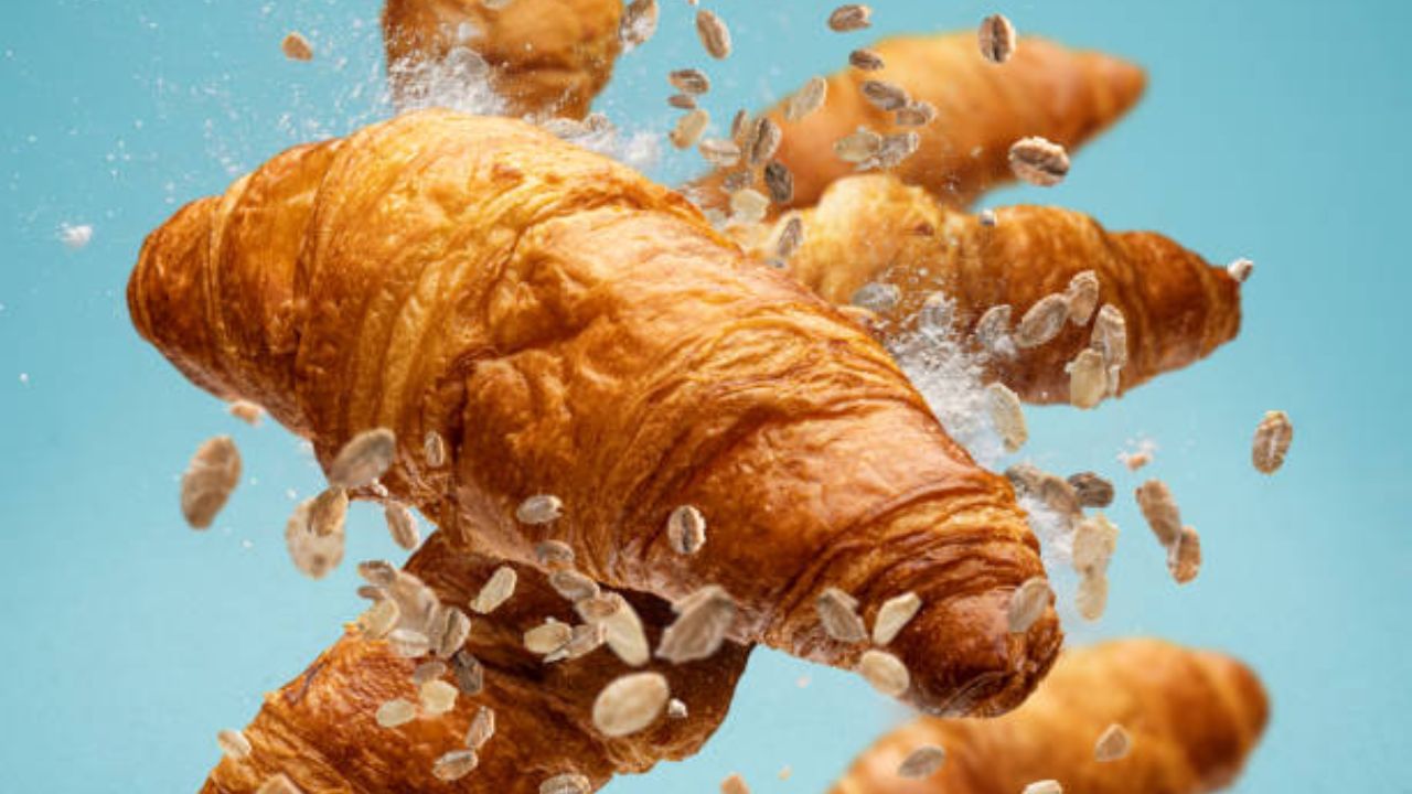 ময়দা এবার ভাল করে ঠেসে নিতে হবে। যতব ভাল মাখা হবে ততই খেতে খাস্তা হবে। বাজার থেকে কোন এনে ওকে ক্রিম ভরে ফেলুন, যে কোন কেকে ব্যবহার করা হয় সেই কোন লাগবে