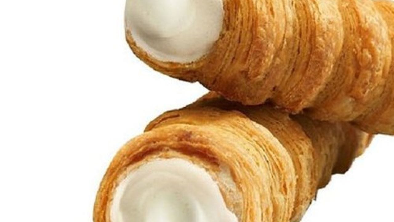 বাড়িতেই সুন্দর পদ্ধতি মেনে বানিয়ে নিতে পারেন এই রোল। একটা বড় বাটিতে এক কাপ ময়দা নিয়ে ওতে এক চামচ চিনি, নুন, এক চামচ ঘি আর তিন চামচ সাদা তেল দিয়ে মেখে নিতে হবে ভাল করে 