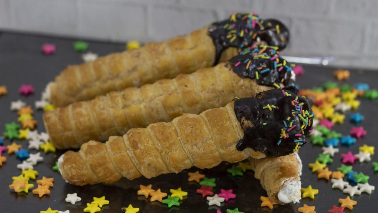 ক্রিম রোল খেতে কার না ভাললাগে। ছোট থেকেই এ রোল বড় বেশি লোভনীয়। তখন মাঝেমধ্যে একটা জুটে গেলে নিজেকে রাজা মনে হত। যেহেতু ক্রিম ভরা থাকে তাই বাড়ির বড়রা তা খেতে দিতে চাইতেন না