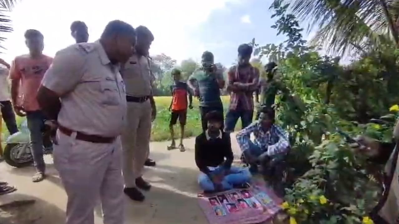 Paschim Medinipur: বিয়ের সময় নাবালিকা, ১৮ পূর্ণ হতেই যুবতীকে ফিরে পেতে ধরনায় ‘স্বামী’