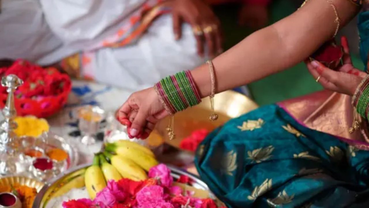 দেবুথানী একাদশীর দিনে বেশ কিছু নিয়ম পালন করা উচিত। তাতে একসঙ্গে লক্ষ্মী ও নারায়ণের আশীর্বাদ মেলে। এদিন কোন কোন কাজ করা থেকে বিরত থাকা উচিত, তা জেনে নেওয়া ভাল। ভুলেও কী কী কাজ করবেন না, তা জেনে নিন এখানে...