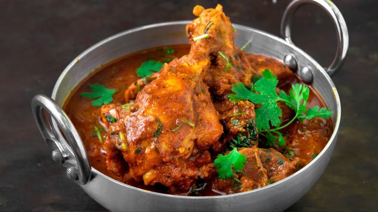 এদিন ভুলেও আমিষ খাবার খাবেন না। পেঁয়াজ, রসুন, মাংস, মাছ এমনকি মদও ছুঁয়ে দেখবেন না। একাদশীর দিন এই খাবারগুলি খাওয়াও উচিত নয়। বিষ্ণু তাতে অত্যন্ত রুষ্ট হন। তাই আমিষ নয়, সুস্বাদু নিরামিষ খাবার খেতে পারেন। 