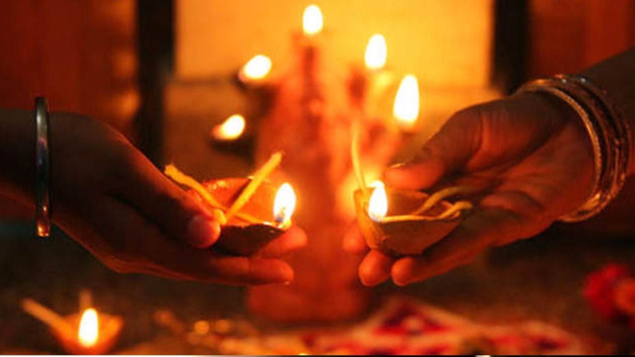 দীপাবলির দুদিন আগে গোটা দেশ জুড়ে পালিত হয় ধনতেরস উত্‍সব। প্রতি বছর কার্তিক মাসের কৃষ্ণপক্ষের ত্রয়োদশীর দিনে ধনতেরস পালিত হয়। আলো ও উদ্দীপনার সঙ্গে এই উত্‍সব ভিন্ন উপায়ে পালন করা হয়। এদিন সোনা, রূপা ও গাড়ি-বাড়ি কেনার রেওয়াজ রয়েছে। 