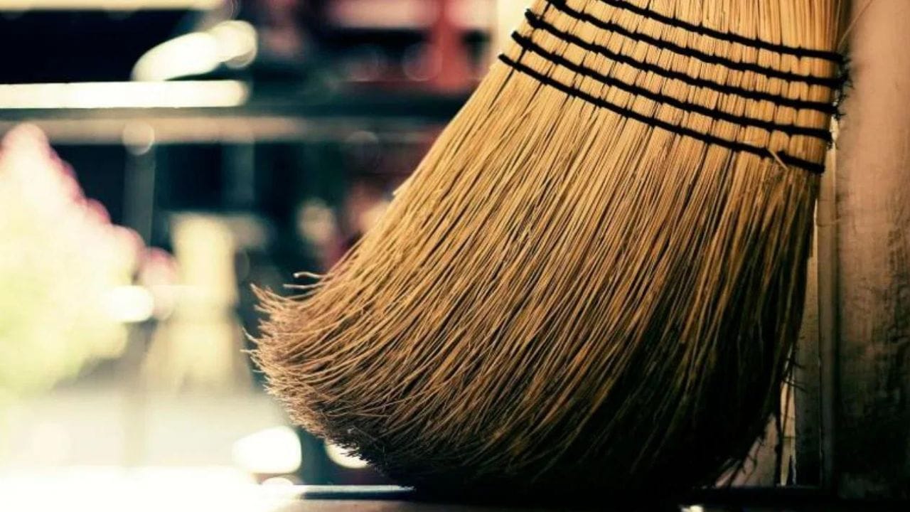 ধনতেরাসে কেনাকাটার জন্য শুভ সময় শুরু হবে ১০ নভেম্বর, বেলা ১২টা ৩৫ মিনিট থেকে পরের দিন বেলা ১১টা ৫৭ মিনিট পর্যন্ত। বর্তমান সময়ে সোনা ও রূপার দাম বেশ চড়া। মধ্যবিত্তের হাতের নাগালের বাইরে। তাই সোনা ও রুপোর গয়না কেনার সামর্থ্য না থাকলে কোনও চিন্তার কিছু নেই।