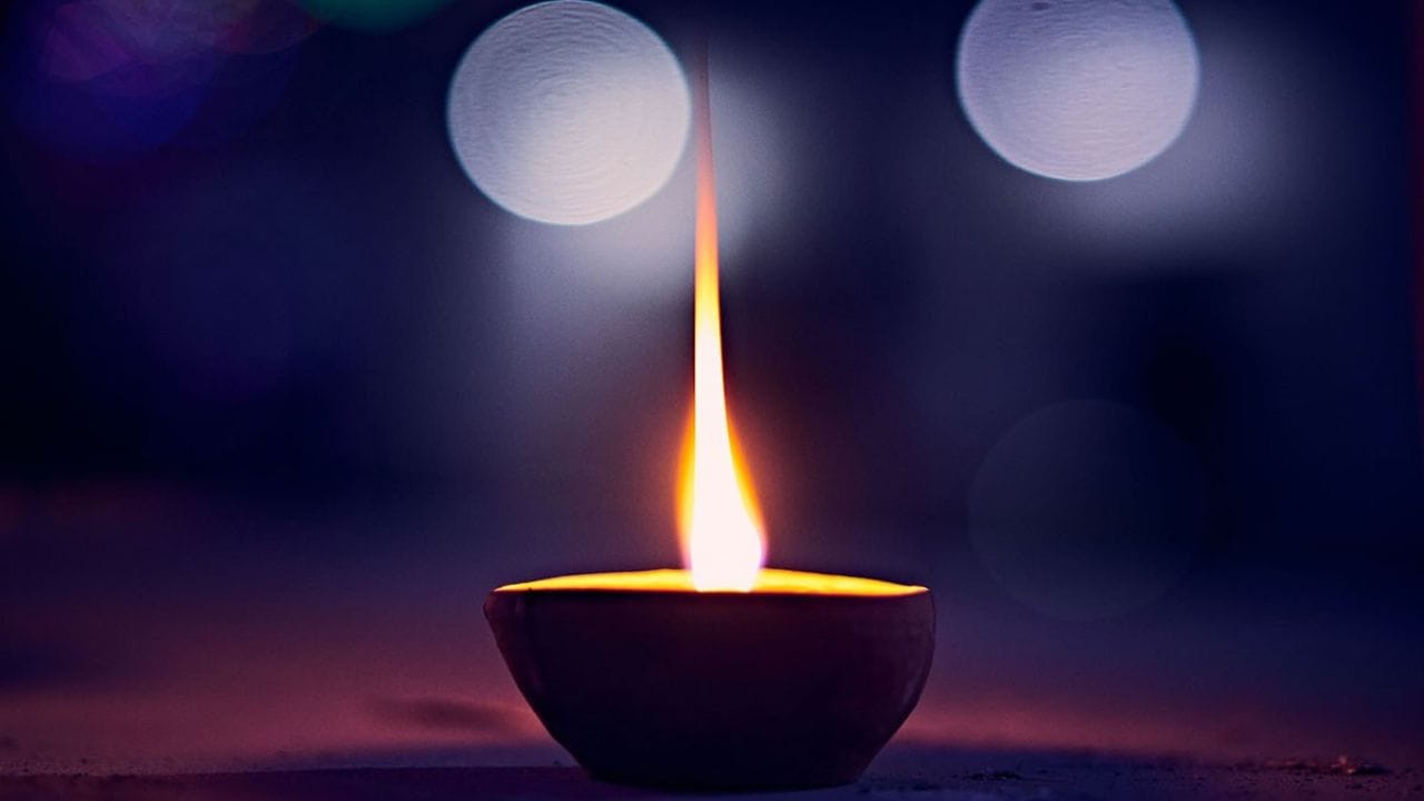 মনে করা হয়, ধনতেরসের দিন সোনা, রুপো, সম্পত্তি, গাড়ি, বাসনপত্র ইত্যাদি কেনাকাটা করলে ঘরে সুখ-সমৃদ্ধি ও শান্তি ফিরে আসে।   শুধু তাই নয়, গোটা বছরই দেবী লক্ষ্মীর আশীর্বাদও বর্ষিত হয়। 