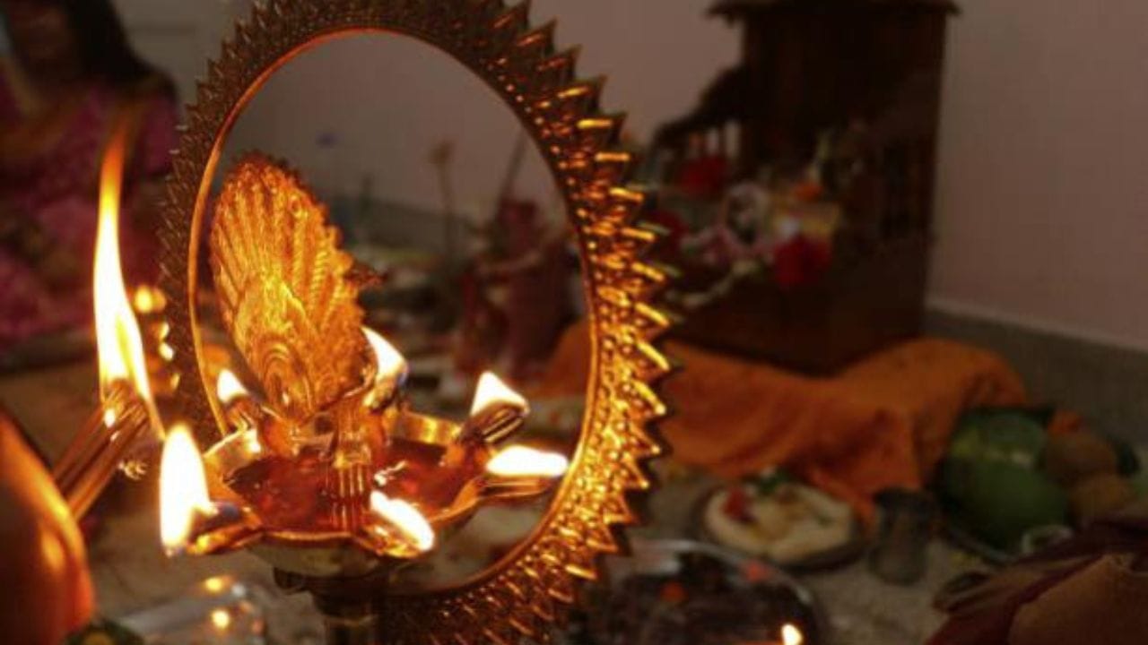 দীপাবলি যেমন শুভ একটি তিথি। তেমনি ধনতেরসেরও রয়েছে বিশেষ গুরুত্ব।ধনতেরসের দিন পুষ্য নক্ষত্র যোগ গঠনের কারণে এদিন আরও বিশেষ হয়ে উঠছে। এছাড়া এদিন দুটি আরও অত্যন্ত শুভ যোগ তৈরি হচ্ছে। 