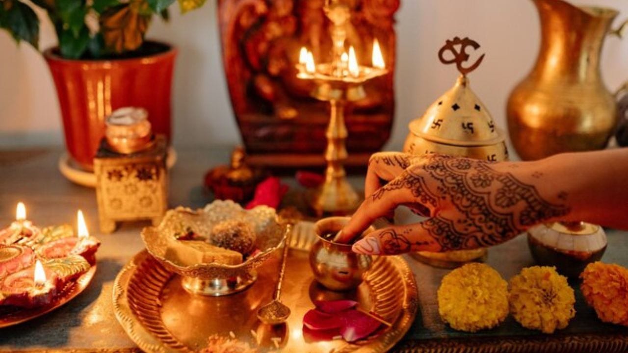 ক্যালেন্ডার অনুসারে, প্রতি বছর কার্তিক মাসের কৃষ্ণপক্ষের ত্রয়োদশীর দিনে ধনতেরাস পালিত হয়। এই দিন ধন্বন্তরী, কুবের দেব ও ধনলক্ষ্মীর বিশেষ পুজো করা হয়ে থাকে। 