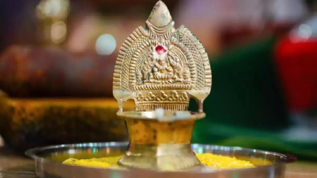 পঞ্চাঙ্গ অনুসারে, এবছর ধনতেরসের দিন এই তিন দেবদেবীর আরাধনা করার জন্য শুভ সময় শুরু হবে ১০ নভেম্বর, সকাল ৫টা ২৭ মিনিট থেকে ৭টা ৪৩ মিনিট পর্যন্ত। 