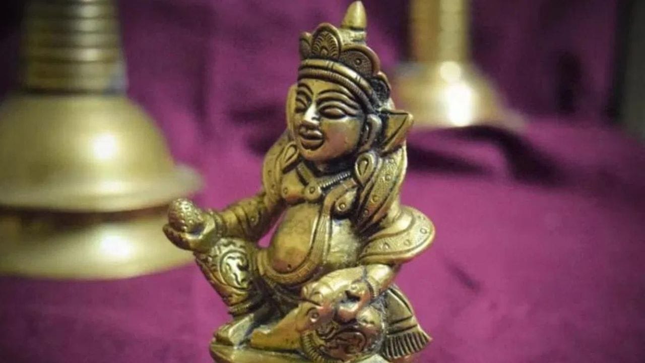 এদিন পিতলের বাসন, কুবের যন্ত্র, পিতলের হাতি, বিশেষ করে ঝাড়ু কিনলে লাভবান হতে পারে। বিশ্বাস করা হয় যে এ দিনে ঝাড়ু কিনলে সারা বছরই দেবী লক্ষ্মীর আশীর্বাদ বজায় থাকবে। 