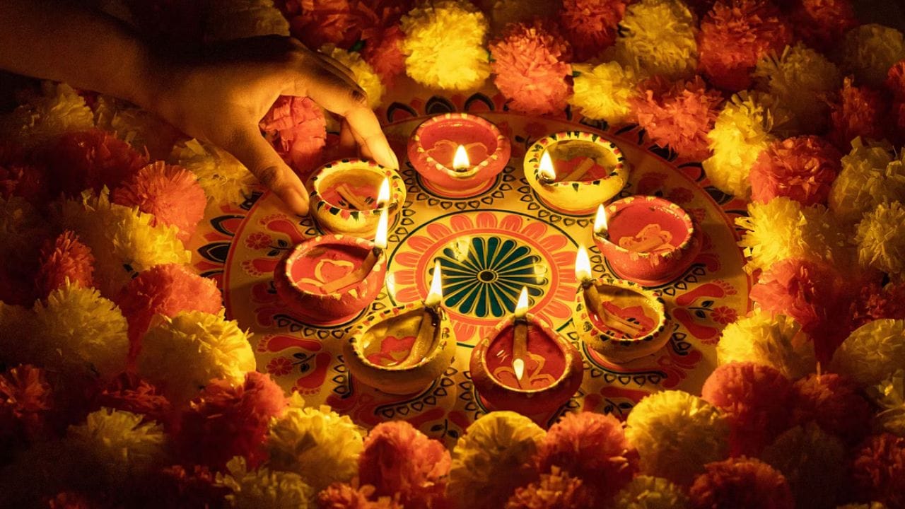 ধনতেরসের সন্ধ্যের সময় বাড়ির প্রধান প্রবেশদ্বারে বা উঠোনে যমের নামে প্রদীপ জ্বালানো উচিত। এর মাধ্যমে অকালমৃত্যুর ভয় দূর হয়ে যায়। পাশাপাশি যমরাজের অত্যাচার সহ্য করতে হবে না। 