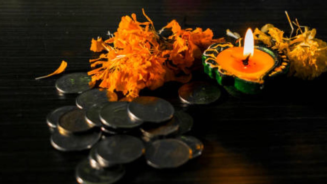 বিষ্ণুর কাছে গেলে তিনি জানান, সমুদ্রমন্থনের সময় অমৃতভাণ্ড উদ্ধার করে পান করলে দেবতারা অমরত্ব লাভ করবেন। সেই সঙ্গে দেবীলক্ষ্মীকেও উদ্ধার করা সম্ভব হবে। বিষ্ণু পরামর্শে মন্দার পর্বতকে দণ্ড করে ও বাসপকী নাগকে মন্থনের রজ্জু হিসেবে ব্যবহার করা হয়।