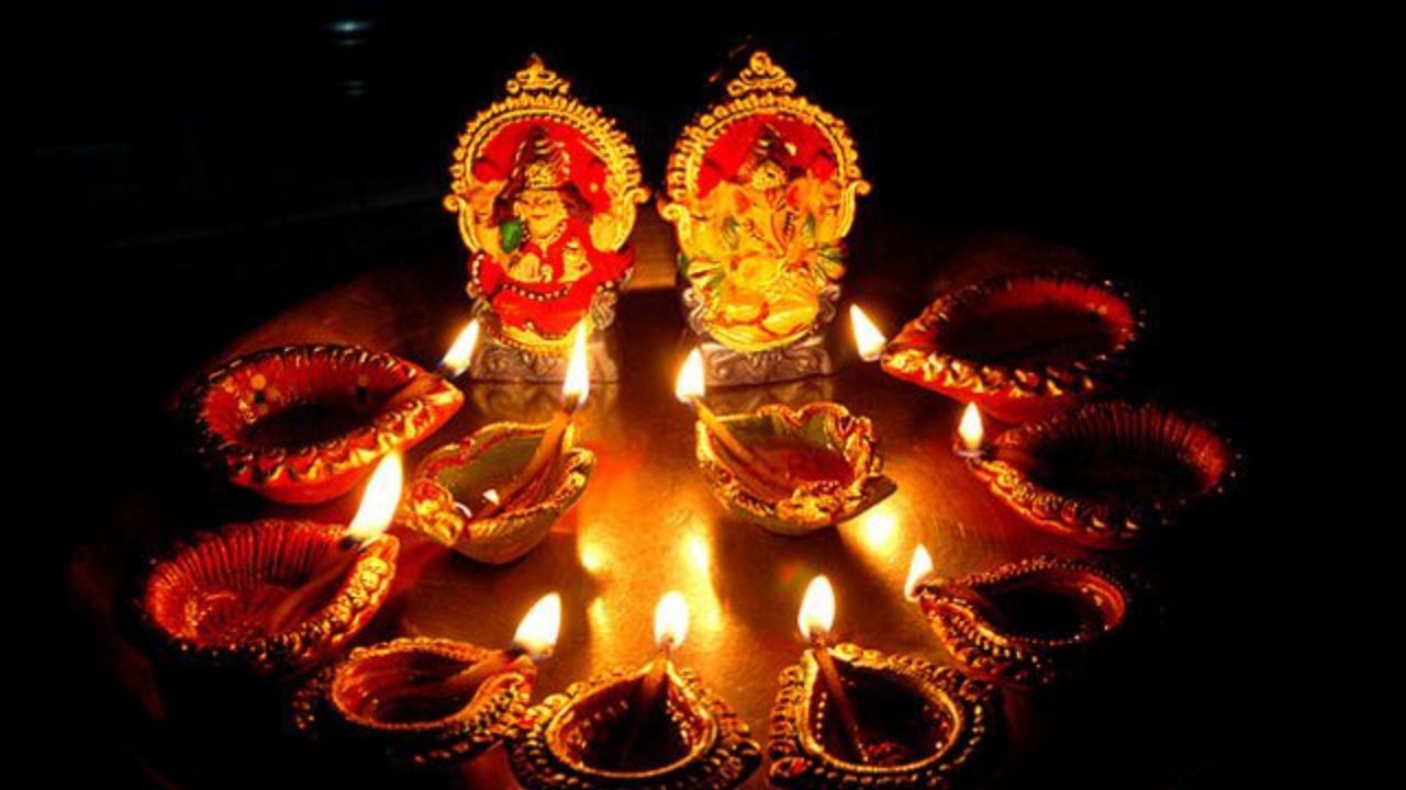 সনাতন হিন্দু ধর্মমতে, দিওয়ালির উত্সব শুরু হয় ধনতেরসের মধ্য দিয়ে। কার্তিক মাসের কৃষ্ণপক্ষেক ত্রয়োদশী তিথি থেকে সূচনা হয় দীপাবলির। এই দিনটিকে ধন্বন্তরী ত্রয়োদশী বা ধনতেরস বলা হয়ে থাকে। কথিত আছে, এদিন সোনা-রুপোর অলঙ্কার বা বাসনপত্র বা ঝাড়ু কিনলে গজলক্ষ্মী অত্যন্ত তুষ্ট হন।