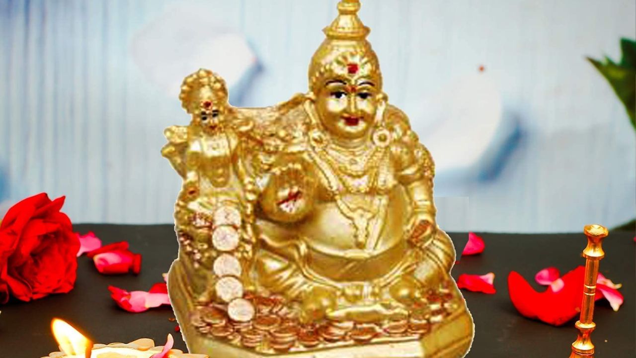 অন্যদিকে কুবের হলেন হিন্দুশাস্ত্রের কোষাধ্যক্ষ। কথিত আছে, বিষ্ণুর অপর রূপ বেঙ্কটেশ্বর পদ্মাবতীকে বিবাহ করা জন্য কুবেরের থেকে বেশ কিছু ধন ঋণ গ্রহণ করেছিলেন। তাই তিরুপতি মন্দিরে বেঙ্কটেশ্বরের হুণ্ডিতে এখনও দান করেন।