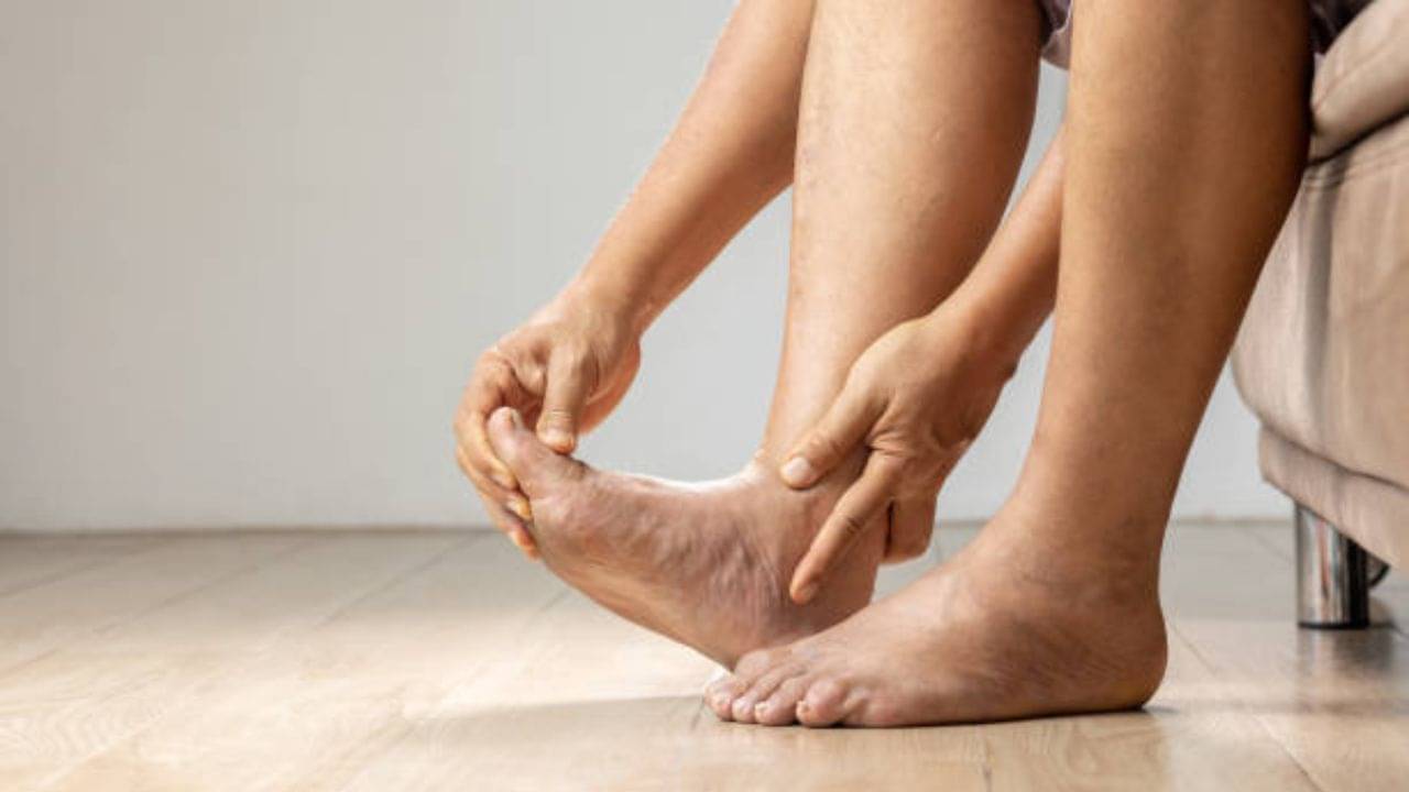 Diabetes Foot: শীত আসলেই পা ফাটে? ডায়াবেটিসে ভুগলে সচেতন থাকুন, নইলেই বিপদ