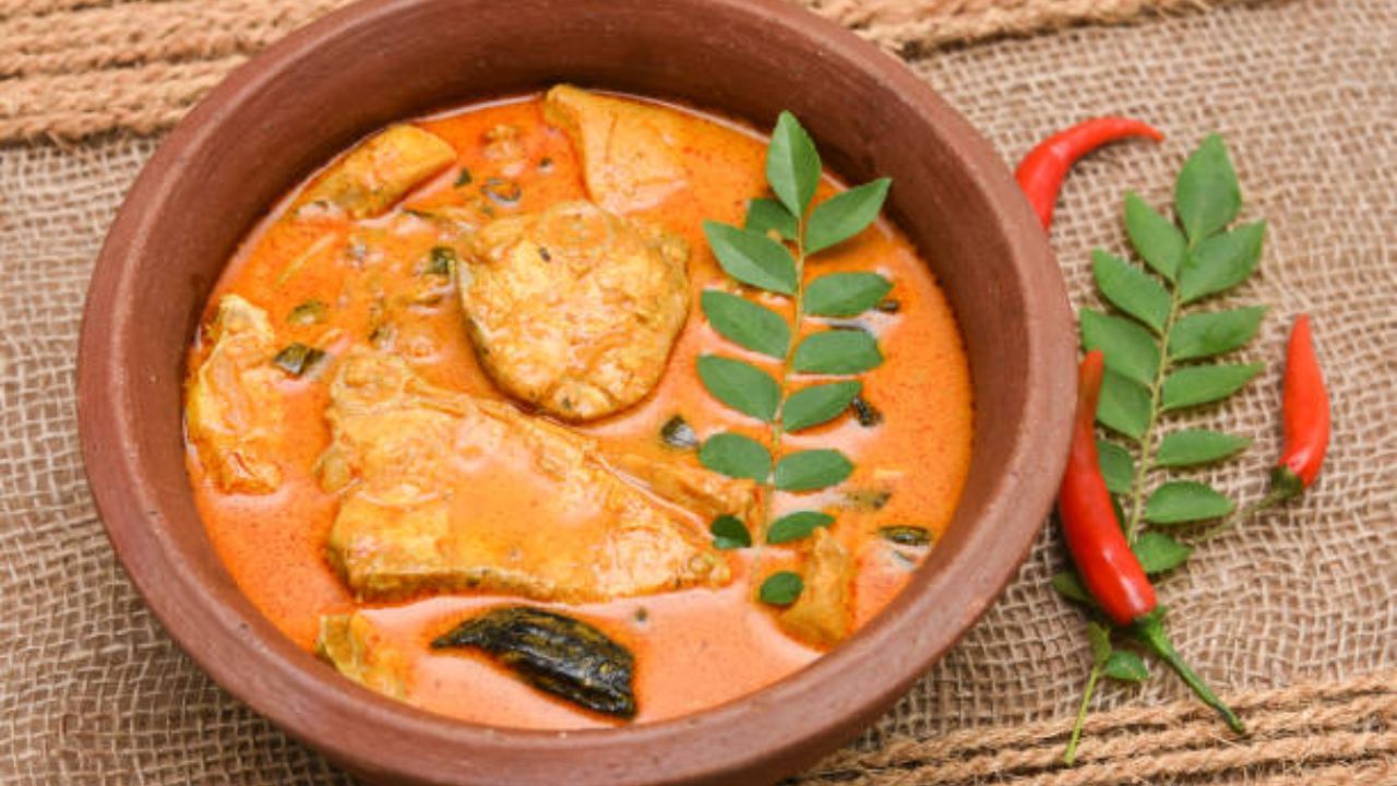 ঢাকা দিয়ে মশলা কষিয়ে বড় এক চামচ কাজুবাদাম আর চারমগজ বাটা মিশিয়ে বাকি নারকেলের দুধ দিন। গ্রেভি ফুটে উঠলে মাছ এর মধ্যে মিশিয়ে নিতে হবে। বাড়িতে একবার অবশ্যই এই রান্নাটি ট্রাই করবেন