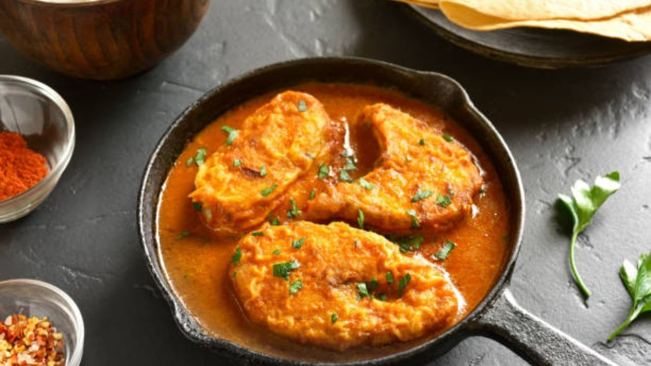 কড়াইতে ২ চামচ সাদা তেল আর এক চামচ ঘি গরম করতে দিন। এবার এতে মাছগুলো দিয়ে ভেজে নিতে হবে। মাছ আগে থেকে নুন মাখিয়ে রাখুন। মাছ ভেজে তুলে নিয়ে ওই তেলেই দুটো পেঁয়াজ কুচি দিন