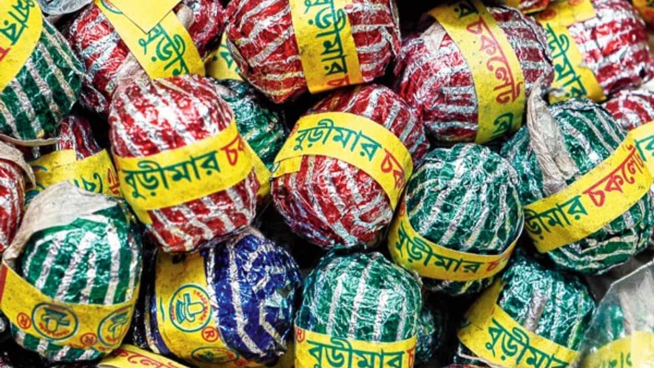 Fire Crackers: এবার ‘কলার তুলে’ ফাটবে চকলেট বোমা, কালীপটকারা, পুলিশ দেখেও কিছু বলবে না Fire Crackers: এবার ‘কলার তুলে’ ফাটবে চকলেট বোমা, কালীপটকারা, পুলিশ দেখেও কিছু বলবে না