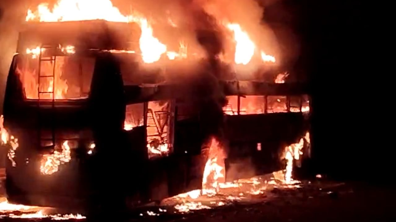 Fire in Bus: দাউদাউ করে জ্বলে গেল কলকাতা থেকে ওড়িশাগামী বাস, চম্পট চালক-হেল্পারের