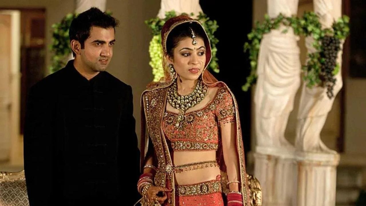 অবশেষে ২০১১ সালে সাত পাকে বাঁধা পড়ে এই জুটি। তেমন কোনও আড়ম্বর দেখা যায়নি গম্ভীরের বিয়েতে। খুব কাছের লোকেদের সঙ্গে নিয়ে বিয়ের  অনুষ্ঠান হয়। শুধুমাত্র ঘনিষ্ঠরাই আমন্ত্রিত ছিলেন তাঁর বিয়ের অনুষ্ঠানে। (ছবি:X)