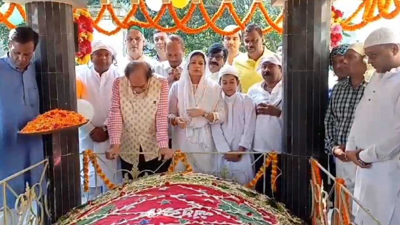 Gani Khan Chowdhury: মালদায় এখনও ভরসা তিনিই, জন্মদিনে গনিখানকে নিয়ে দড়ি টানাটানি কংগ্রেস-তৃণমূলের