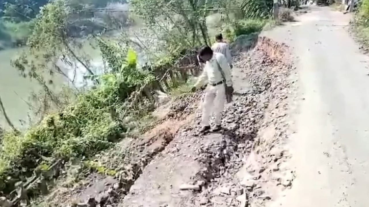 Ghatal Road Condition: খাল সংস্কারে পিচের রাস্তায় ধস! Ghatal Road Condition: খাল সংস্কারে পিচের রাস্তায় ধস!