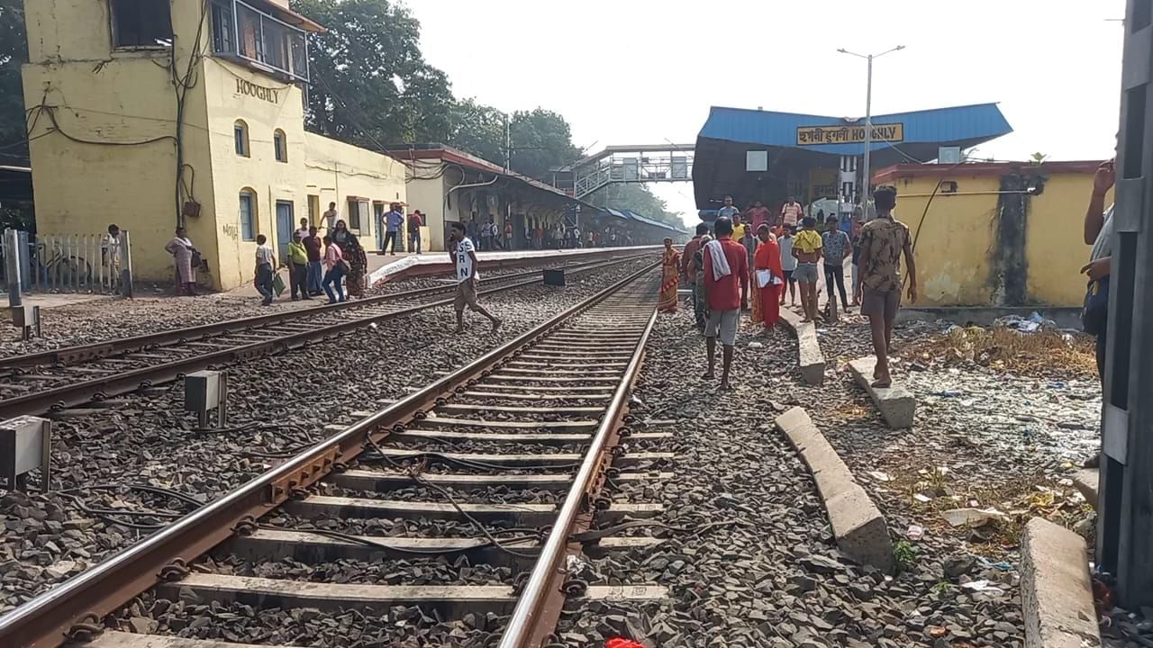 Hooghly: ইঞ্জিনের ধাক্কায় কোল থেকে ছিটকে লাইনে পড়ে নাকি, ছিনভিন্ন ঠাকুমার শরীর!