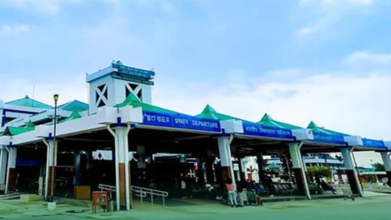 Imphal Airport Imphal airport: ইম্ফল বিমানবন্দরে 'ইউএফও' হানা, তীব্র আতঙ্কে বন্ধ ...