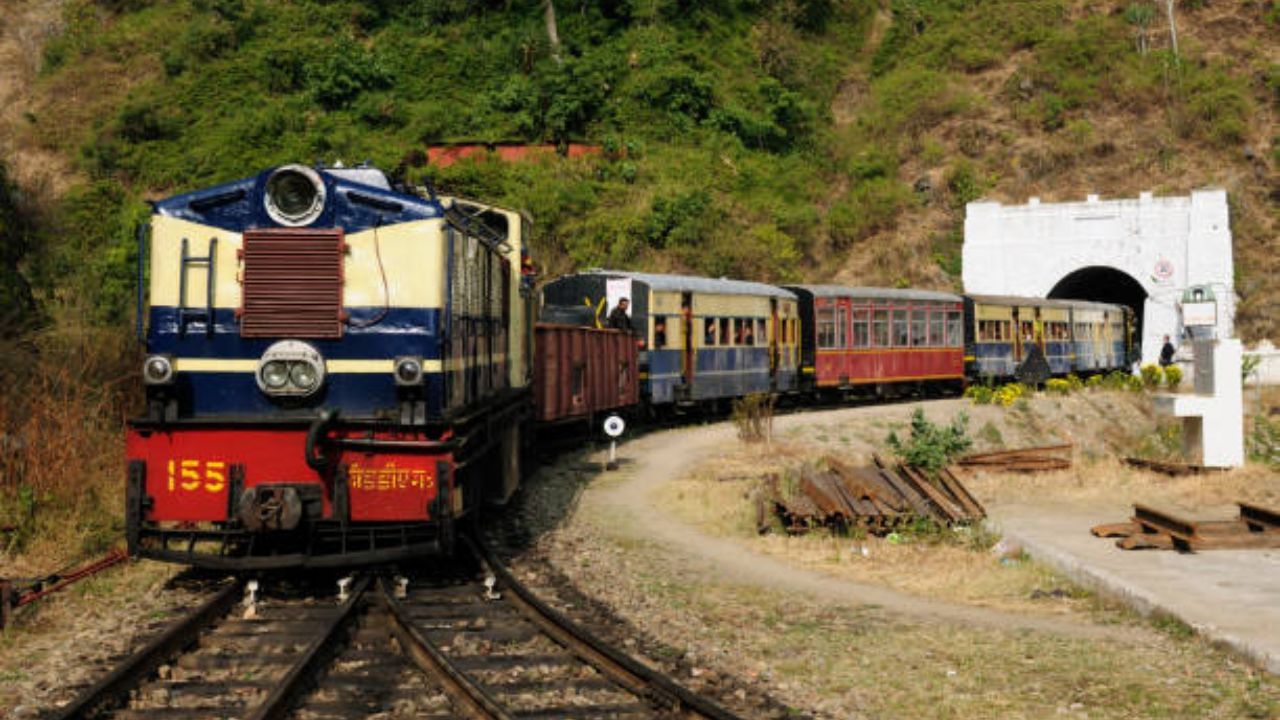 Indian Railway: এক টিকিটে ঘুরে নিন গোটা ভারত, খরচ কত?