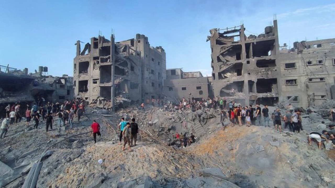 Israel-Hamas War: ইজরায়েলি হামলায় একসঙ্গে পরিবারের ১৯ সদস্যকে হারালেন আল জাজিরার কর্মী