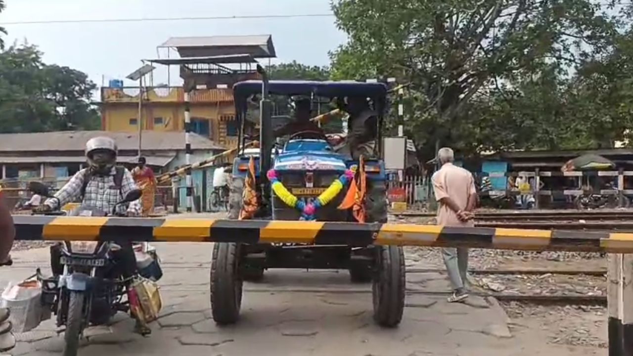 Jalpaiguri Train: একদিকে ট্রেনের হর্ন, অন্যদিকে খোলা রেলগেট, তারপর...