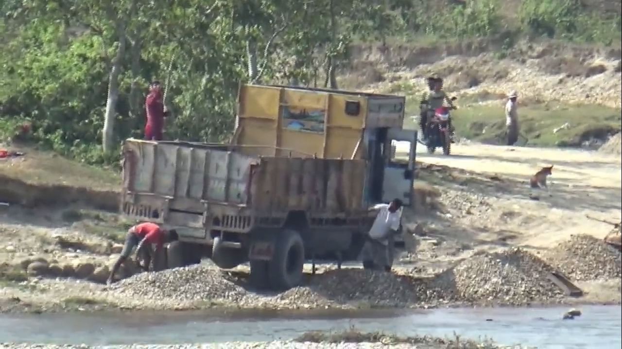 Jalpaiguri Sand Scam: প্রশাসন ব্যস্ত পুজোয়, চলছে বালি-পাথর লুঠ