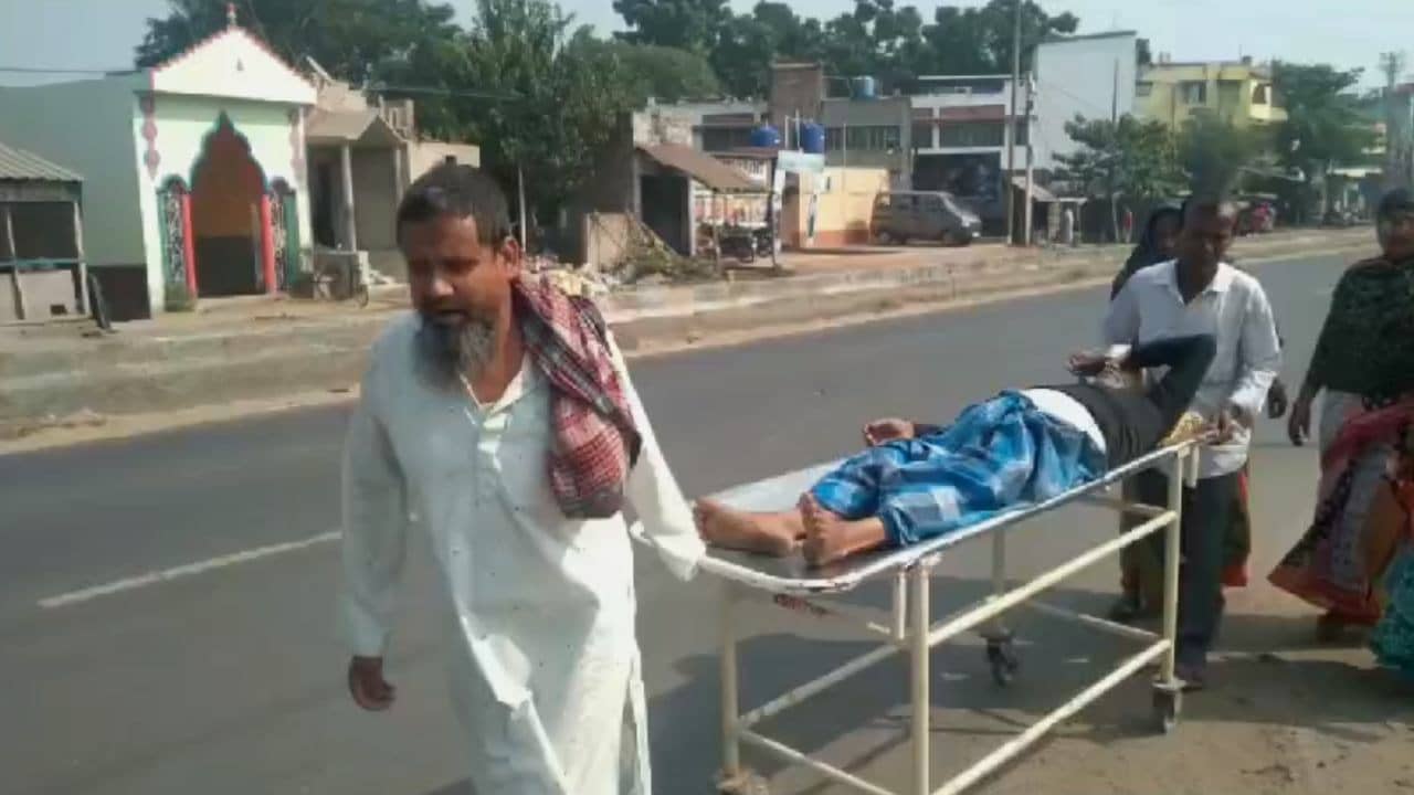 Kalna: মালদহের ছায়া কালনায়, টাকার অভাবে অ্যাম্বুল্যান্স না পেয়ে স্ট্রেচারে রোগীকে নিয়ে ছুটল পরিজনরা