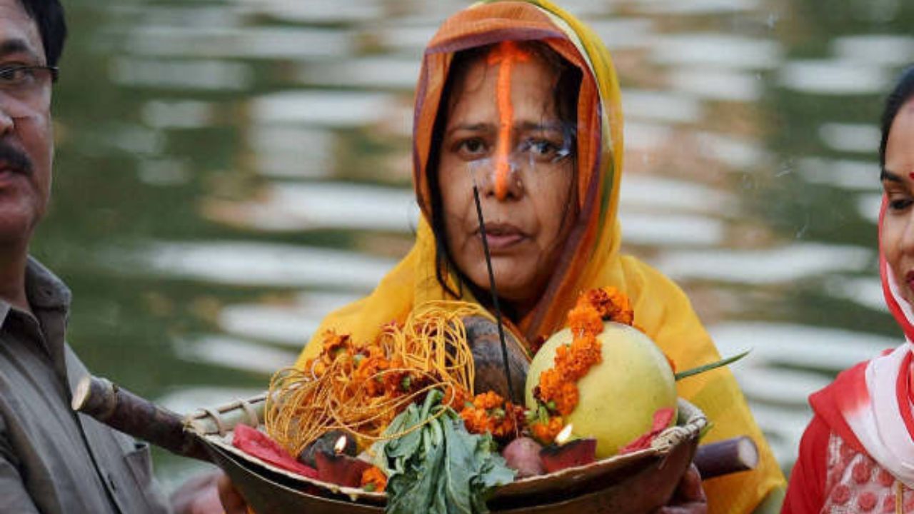 শুরু হয়েছে ৪ দিনের ছট মহাপর্ব। নাহায়-খায় দিয়ে শুরু হয়ে এই উত্‍সবের সূচনা। ছট উত্‍সবের দ্বিতীয় দিন পালিত হয় খরনা। ক্যালেন্ডার মতে, এ বছর খরনা পালিত হচ্ছে ১৮ নভেম্বর, শনিবার।যারা উপবাস পালন করবেন, তাঁদের পুরো পরিবারের সদস্যরা স্নান করে পুজোর শেষ লাউশাক, ছোলার জাল ও ভাত খেয়ে থাকেন।