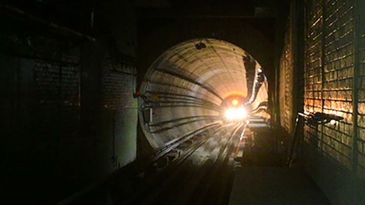 Kolkata Metro: মেট্রোর সুড়ঙ্গে মিলল দেহ, চাঞ্চল্য উত্তমকুমার-রবীন্দ্র সরোবর স্টেশনে