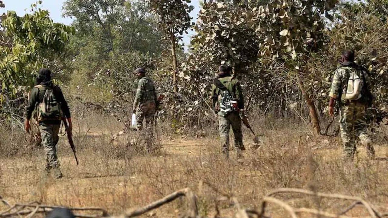 Murder by Naxals: গ্রামবাসীদের কাজের সুযোগ করে দিচ্ছিলেন, সেই দোষেই নকশালদের হাতে খুন!