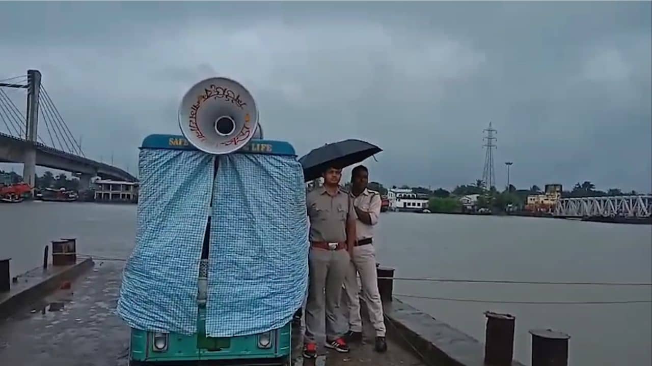 Weather Alert: বাংলায় দুর্যোগের চোখরাঙানি, কী করণীয়, কী নয়? সতর্কবার্তা দিল সরকার