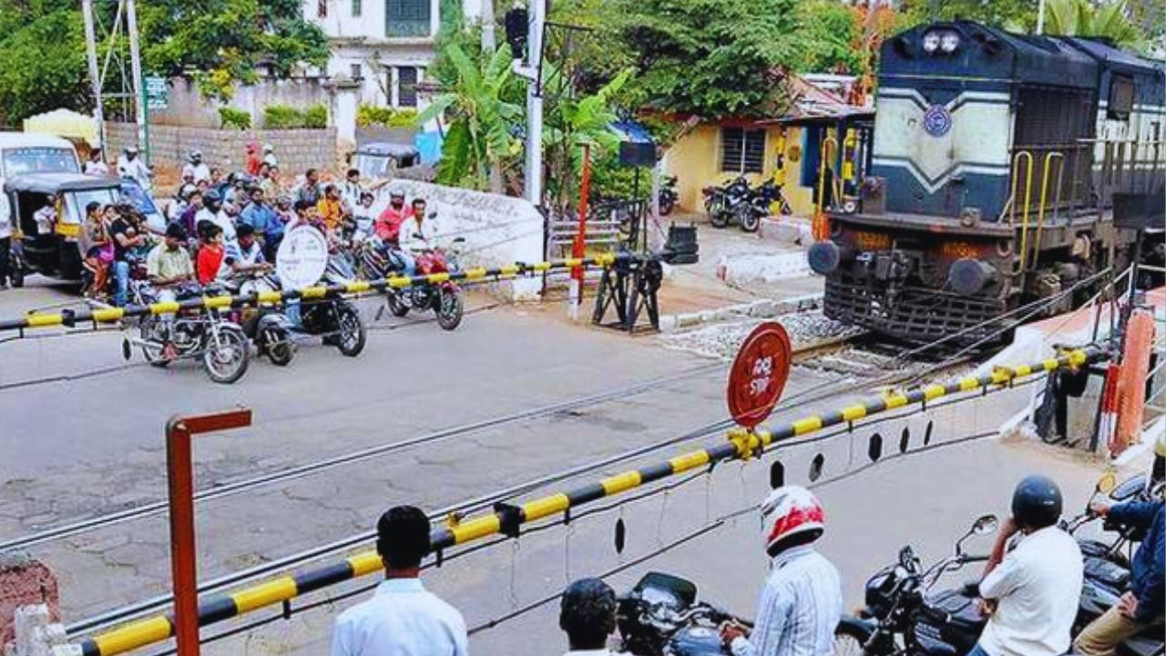 Accident: পথচারীকে ধাক্কা, চম্পট দিতে গিয়ে ট্রেনের ধাক্কায় প্রাণ গেল বাসচালকের