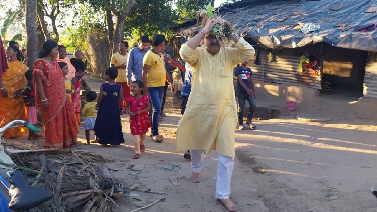 Nabanna Utsab: নবান্ন উৎসবে ধানের আঁটি মাথায় নিয়ে বিজেপি বিধায়ক অশোক লাহিড়ি, তৃণমূল বলল 'গিমিক'