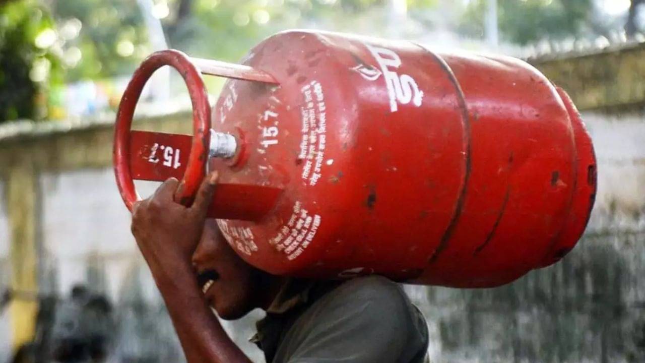 LPG Biometric Update: রান্নার গ্যাসে ভর্তুকি পেতে আবার লাইনে দাঁড়াতে হবে? জেনে নিন কীভাবে হবে