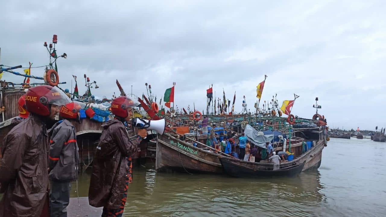 Cyclone Midhili Update: এপার বাংলা রক্ষা পেলেও মিধিলির দাপটে বিপর্যস্ত ওপার বাংলা, ঝড়-বৃষ্টিতে মৃত ৮