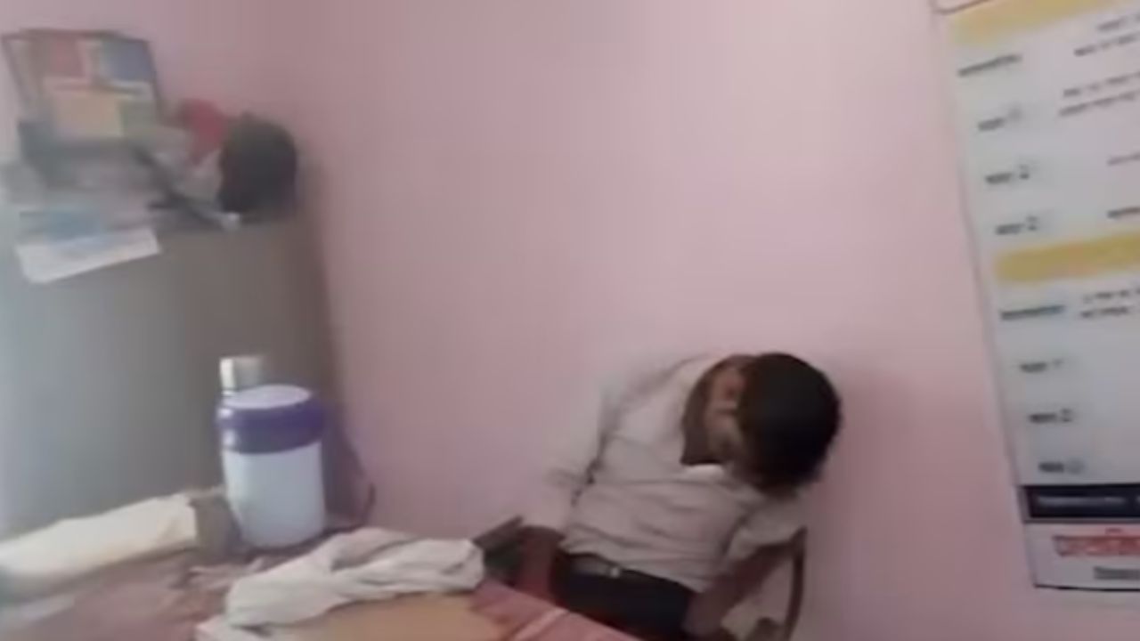 Drunk School Teacher Video ক্লাসে বসেই নেশায় চুর ডেকেও খোলানো গেল না চোখ ভাইরাল শিক্ষকের