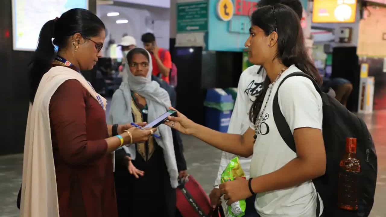 Travelling Without Tickets: বিনা টিকিটে ট্রেনে চেপেছেন? শুধু জরিমানা নয়, পেতে হবে এই শাস্তিও Travelling Without Tickets: বিনা টিকিটে ট্রেনে চেপেছেন? শুধু জরিমানা নয়, পেতে হবে এই শাস্তিও