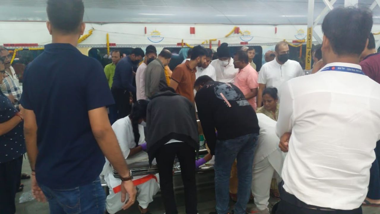 Passenger Fell Sick: কেউ বমি করে ভাসাচ্ছেন, কারোর পেট খারাপ, চলন্ত ট্রেনই যেন আস্ত হাসপাতাল, অসুস্থ ১০০ যাত্রী